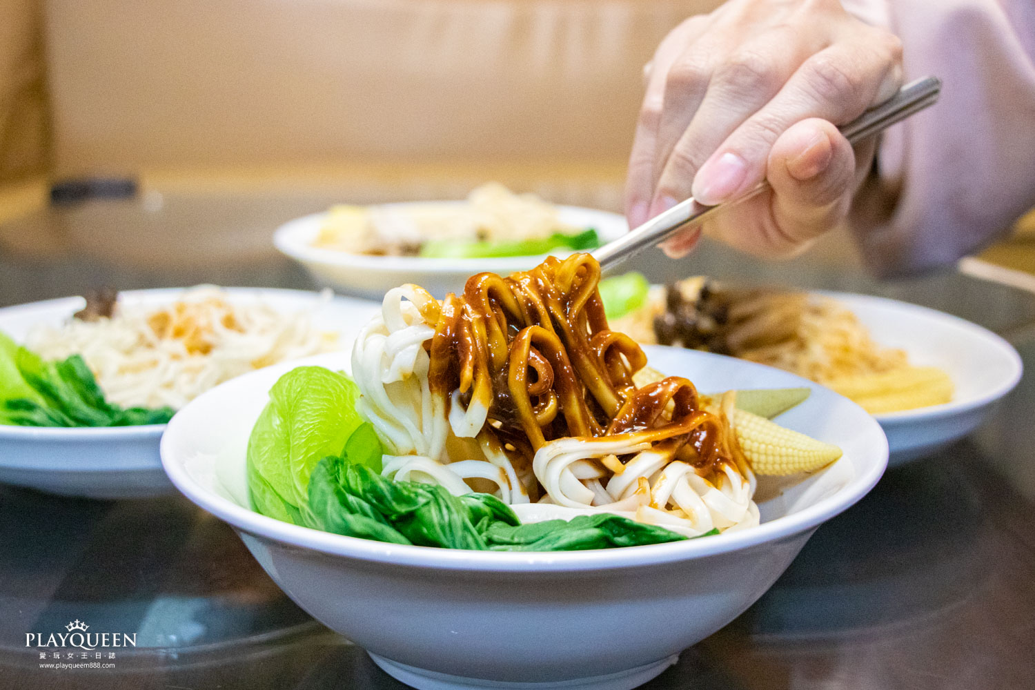 女王的辦公室最近吹起了一陣團購風除了各式零食外，不知道是不是年關將近大家都在儲備糧食的關係，還有另一項大宗買賣就是泡麵；而今天這款泡麵也是女王團購時發現的一項，熱銷麵類商品【醬逗麵Soy Story】，這款看是簡單的泡麵口感卻讓人驚艷。首先先給大家介紹一下【醬逗麵】，目前共有四種口味 1.上湯鮮麵 2.素素乾拌麵 3.湘辣乾拌麵 4.湘辣乾拌麵(勁辣)，每一大包內共有4小包醬拌麵，首先女王先來介紹第一款「上湯鮮麵」，【醬逗麵】的麵體與調味料皆不添加防腐劑，而麵體則是以細麵為主，每包伴麵皆會附上專屬調料包；製作過程也非常簡單將麵條放進熱水烹煮4分鐘後撈起，再加上店家使用120天曝曬後，製成的獨家豆釀醬料，即可上桌享用。而大家現在看到的「醬逗麵上湯鮮麵」是目前四種口味中唯一的湯麵，蒸煮後的麵條加入熱水，再輕輕攪拌均勻料味料即可食用，而這次女王也自己採買了一些食材放入泡麵內增添口感，就讓女王來品嚐一下醬豆麵，Q彈的麵條在女王口中彈跳，伴著香氣四溢的醬料與上湯的清香湯頭，看似樸實卻充滿豐富的層次；讓女王不禁想起媽媽親手煮的麵條，一碗家的味道讓女王充滿滿的幸福。
