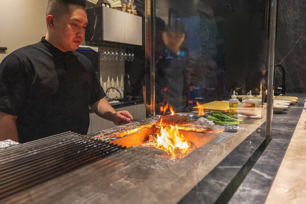 跃.YueFire直火小料理（躍）獨家直火炭燒！吃日本料理像看煙火秀，最新台中無菜單料理推薦！宵夜也能吃 2026 台中逢甲美食推薦