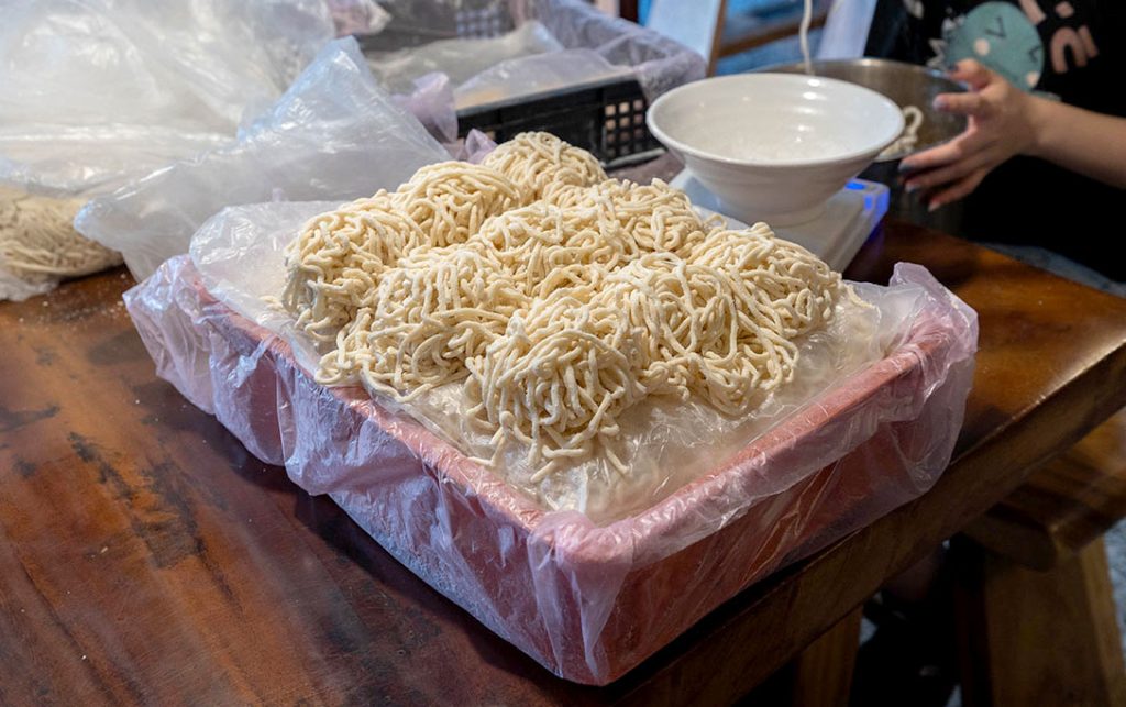 脂硯齋牛肉麵 桃園超好吃隱藏版牛肉麵！每日4小時慢火牛肉精燉，大塊牛超濃郁湯頭一吃上癮的桃園小吃，2026桃園大園美食推薦
