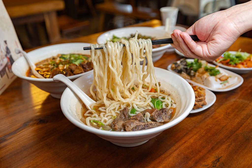 脂硯齋牛肉麵 桃園超好吃隱藏版牛肉麵！每日4小時慢火牛肉精燉，大塊牛超濃郁湯頭一吃上癮的桃園小吃，2026桃園大園美食推薦