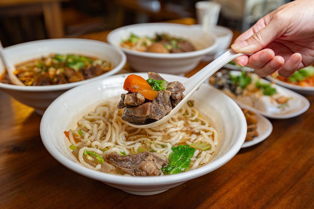 脂硯齋牛肉麵 桃園超好吃隱藏版牛肉麵！每日4小時慢火牛肉精燉，大塊牛超濃郁湯頭一吃上癮的桃園小吃，2026桃園大園美食推薦