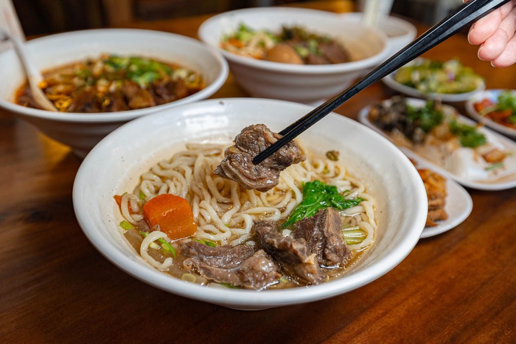 脂硯齋牛肉麵 桃園超好吃隱藏版牛肉麵！每日4小時慢火牛肉精燉，大塊牛超濃郁湯頭一吃上癮的桃園小吃，2026桃園大園美食推薦
