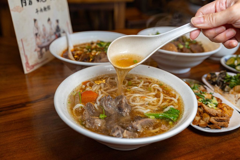 脂硯齋牛肉麵 桃園超好吃隱藏版牛肉麵！每日4小時慢火牛肉精燉，大塊牛超濃郁湯頭一吃上癮的桃園小吃，2026桃園大園美食推薦