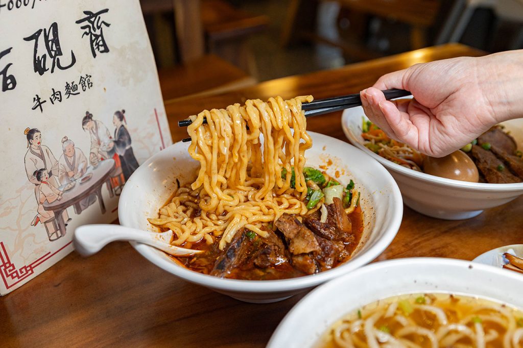 脂硯齋牛肉麵 桃園超好吃隱藏版牛肉麵！每日4小時慢火牛肉精燉，大塊牛超濃郁湯頭一吃上癮的桃園小吃，2026桃園大園美食推薦