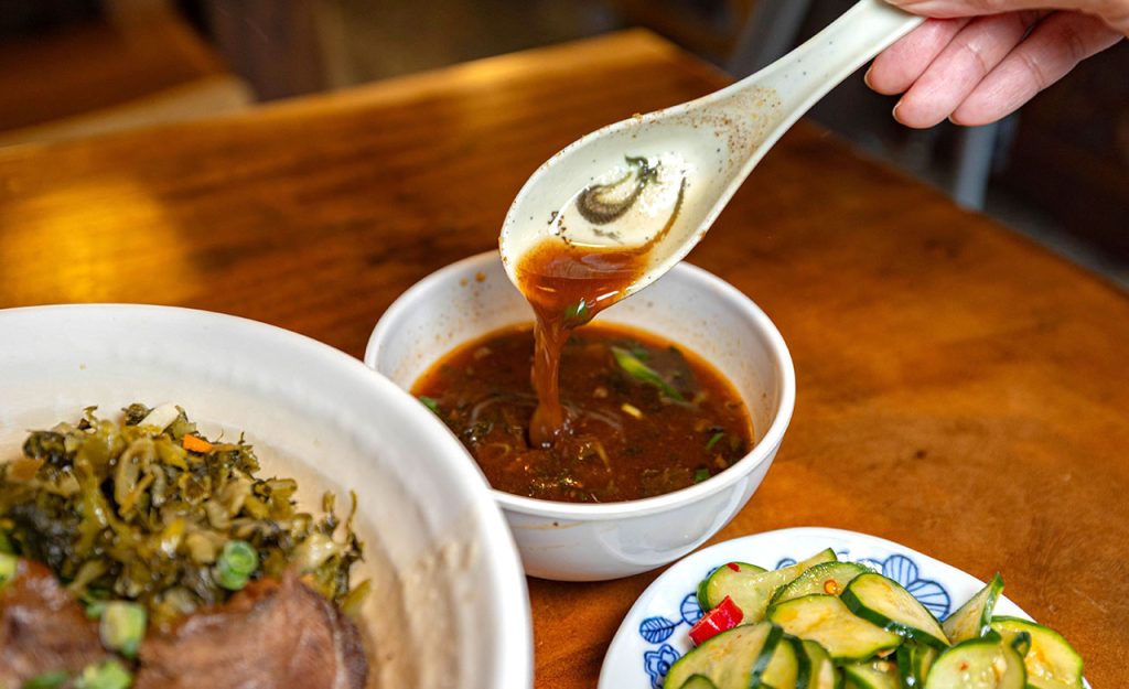 脂硯齋牛肉麵 桃園超好吃隱藏版牛肉麵！每日4小時慢火牛肉精燉，大塊牛超濃郁湯頭一吃上癮的桃園小吃，2026桃園大園美食推薦