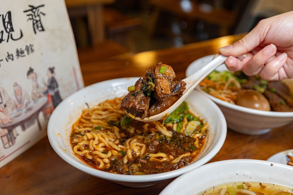 脂硯齋牛肉麵 桃園超好吃隱藏版牛肉麵！每日4小時慢火牛肉精燉，大塊牛超濃郁湯頭一吃上癮的桃園小吃，2026桃園大園美食推薦