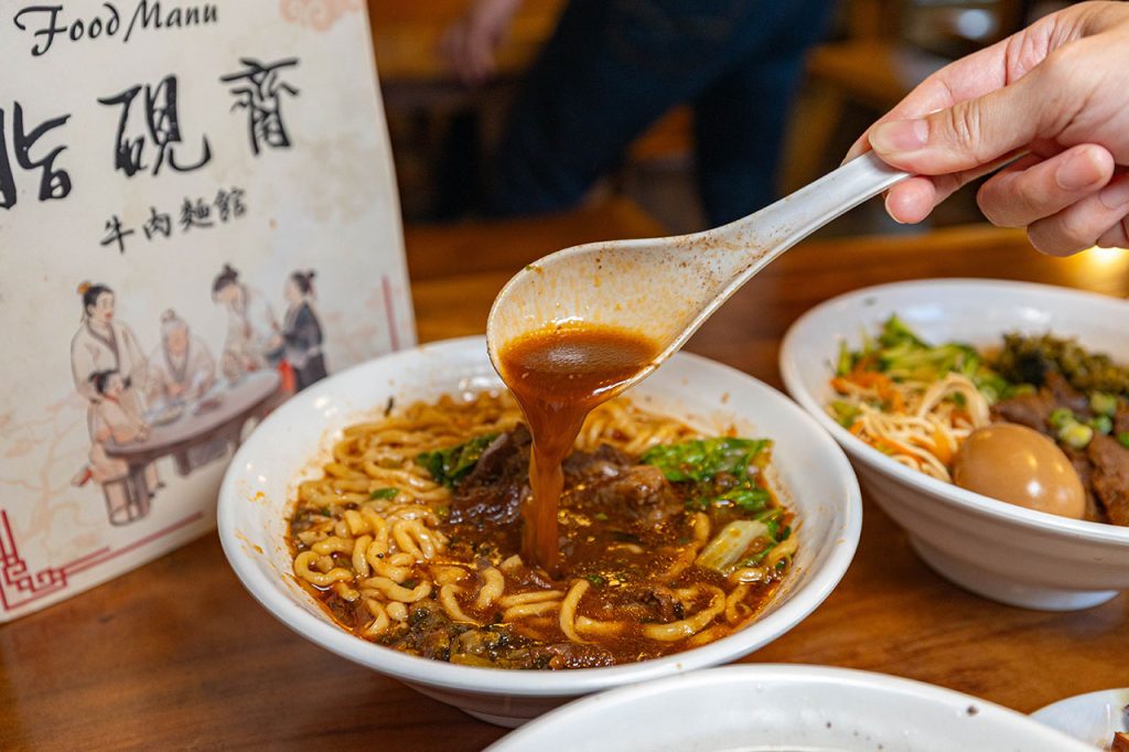 脂硯齋牛肉麵 桃園超好吃隱藏版牛肉麵！每日4小時慢火牛肉精燉，大塊牛超濃郁湯頭一吃上癮的桃園小吃，2026桃園大園美食推薦