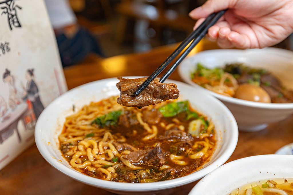 脂硯齋牛肉麵 桃園超好吃隱藏版牛肉麵！每日4小時慢火牛肉精燉，大塊牛超濃郁湯頭一吃上癮的桃園小吃，2026桃園大園美食推薦
