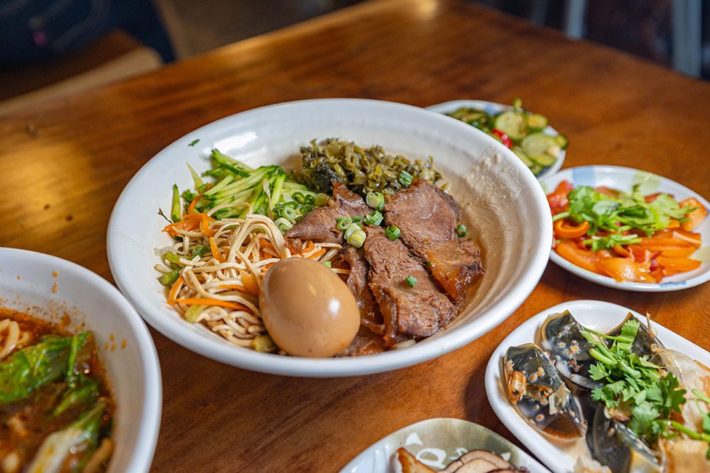 脂硯齋牛肉麵 桃園超好吃隱藏版牛肉麵！每日4小時慢火牛肉精燉，大塊牛超濃郁湯頭一吃上癮的桃園小吃，2026桃園大園美食推薦
