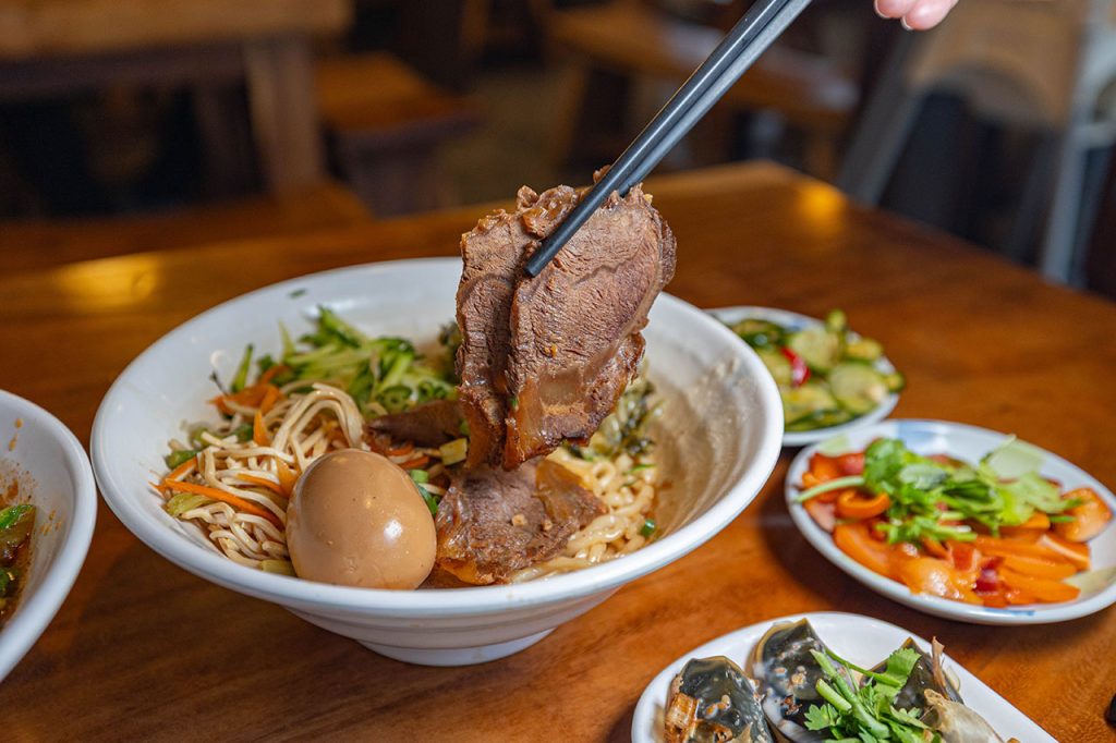 脂硯齋牛肉麵 桃園超好吃隱藏版牛肉麵！每日4小時慢火牛肉精燉，大塊牛超濃郁湯頭一吃上癮的桃園小吃，2026桃園大園美食推薦
