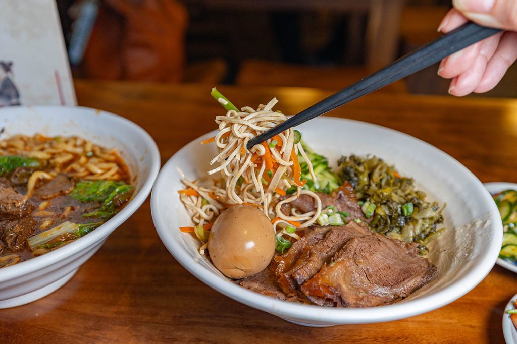 脂硯齋牛肉麵 桃園超好吃隱藏版牛肉麵！每日4小時慢火牛肉精燉，大塊牛超濃郁湯頭一吃上癮的桃園小吃，2026桃園大園美食推薦