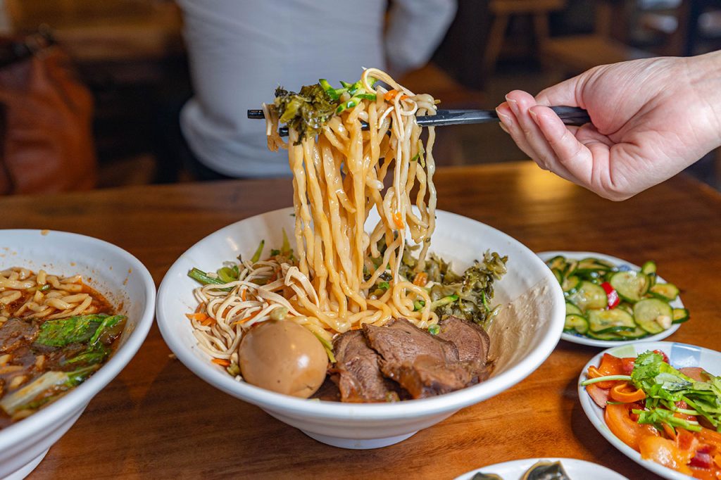 脂硯齋牛肉麵 桃園超好吃隱藏版牛肉麵！每日4小時慢火牛肉精燉，大塊牛超濃郁湯頭一吃上癮的桃園小吃，2026桃園大園美食推薦