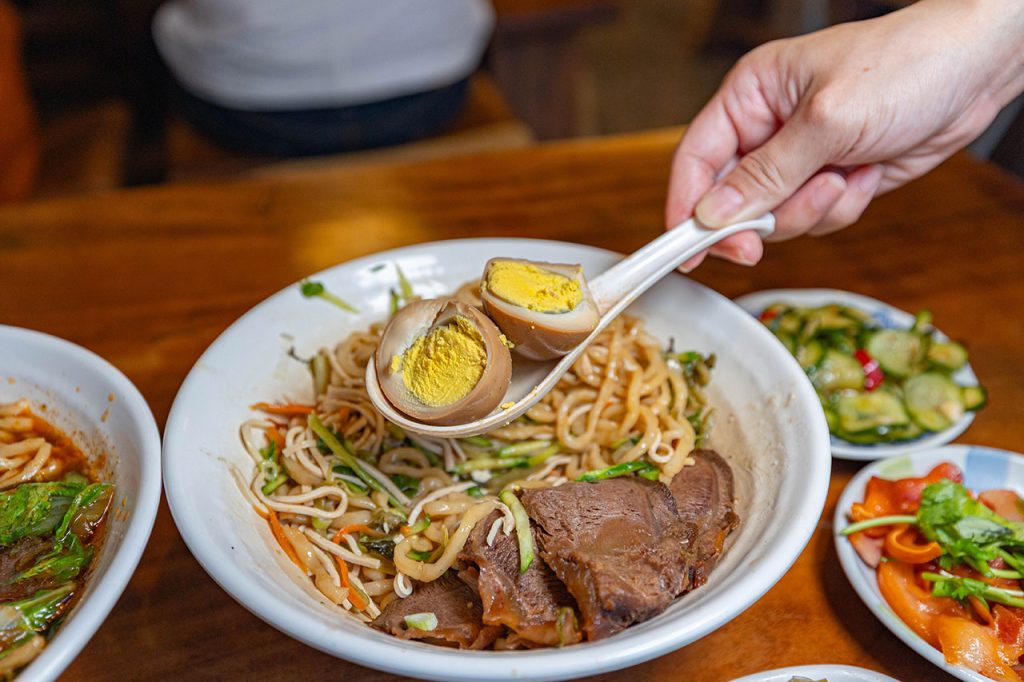脂硯齋牛肉麵 桃園超好吃隱藏版牛肉麵！每日4小時慢火牛肉精燉，大塊牛超濃郁湯頭一吃上癮的桃園小吃，2026桃園大園美食推薦