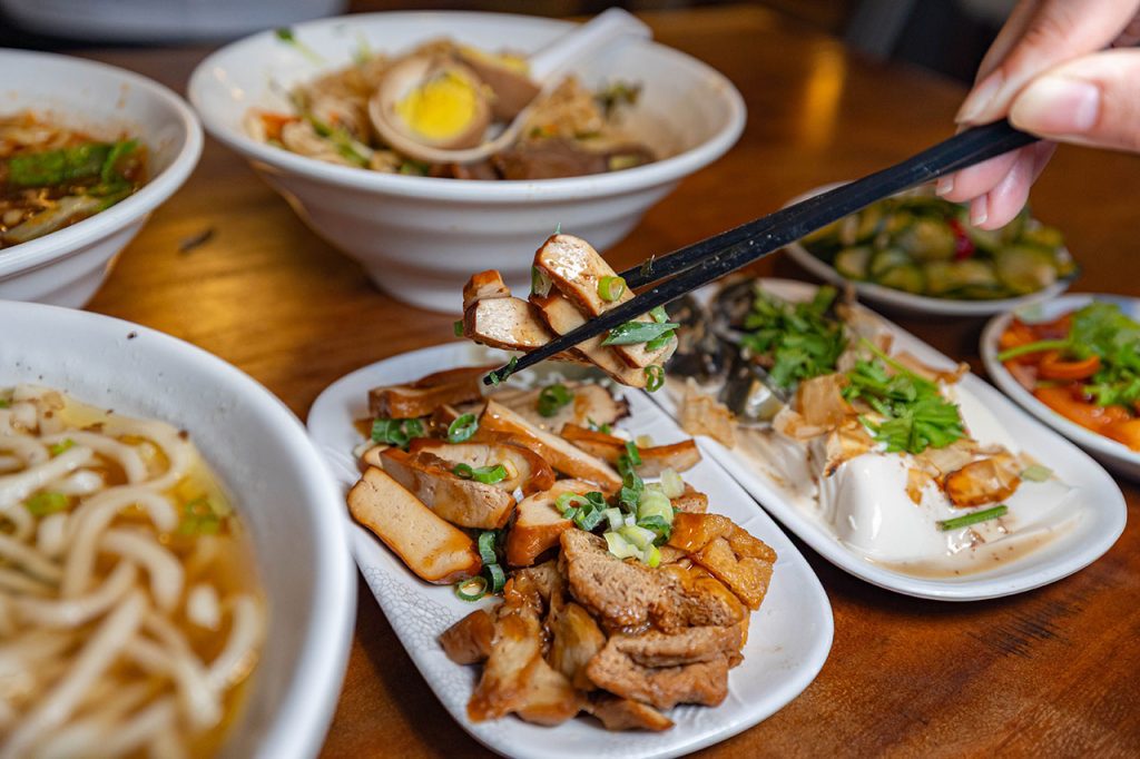 脂硯齋牛肉麵 桃園超好吃隱藏版牛肉麵！每日4小時慢火牛肉精燉，大塊牛超濃郁湯頭一吃上癮的桃園小吃，2026桃園大園美食推薦