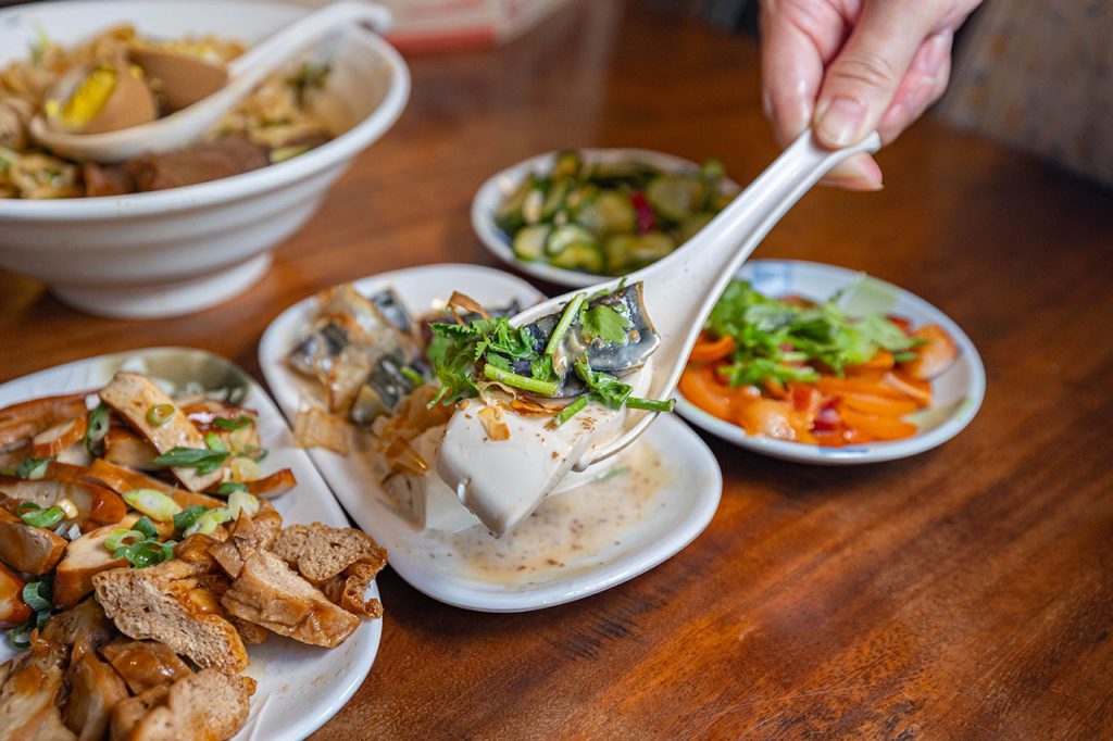 脂硯齋牛肉麵 桃園超好吃隱藏版牛肉麵！每日4小時慢火牛肉精燉，大塊牛超濃郁湯頭一吃上癮的桃園小吃，2026桃園大園美食推薦