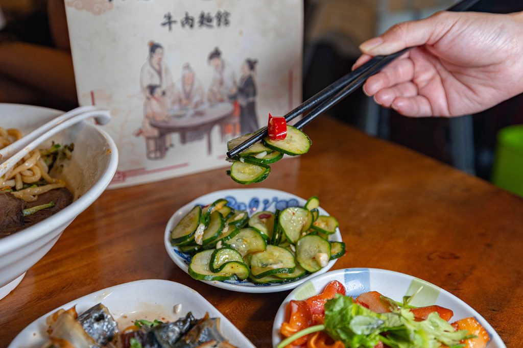 脂硯齋牛肉麵 桃園超好吃隱藏版牛肉麵！每日4小時慢火牛肉精燉，大塊牛超濃郁湯頭一吃上癮的桃園小吃，2026桃園大園美食推薦