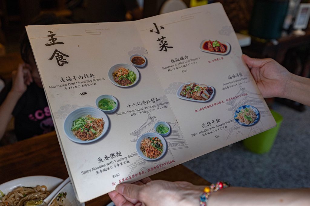 脂硯齋牛肉麵 桃園超好吃隱藏版牛肉麵！每日4小時慢火牛肉精燉，大塊牛超濃郁湯頭一吃上癮的桃園小吃，2026桃園大園美食推薦