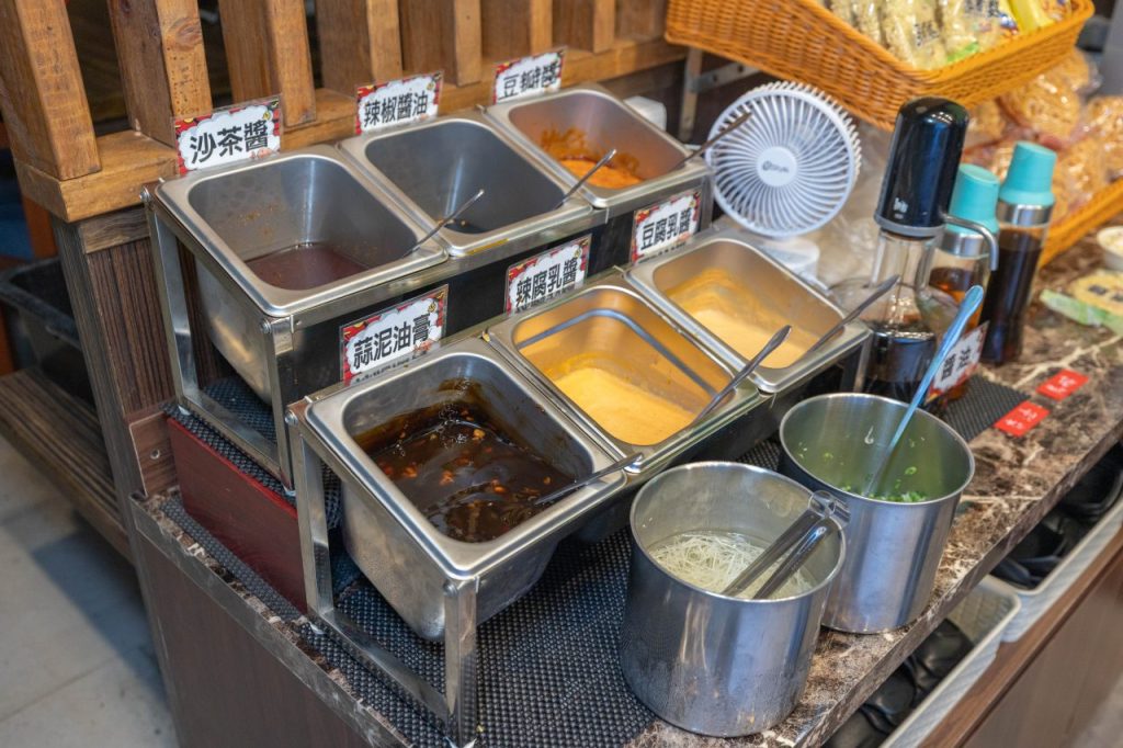 牛羊爭霸 八德店｜肉控必訪超狂桃園吃到飽火鍋，將近100樣食材牛豬羊海鮮一次吃個夠！ 還有甜點冰品自助吧，桃園八德羊肉爐推薦！