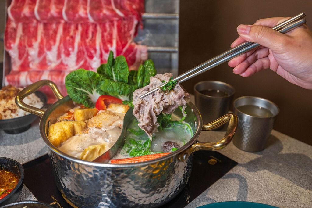 月團圓雞湯鍋 美術園道店｜最新台中吃到飽火鍋40樣以上自助吧，超香皮蛋香菜火鍋一人就能獨享吃到飽，2026台中西區美食推薦