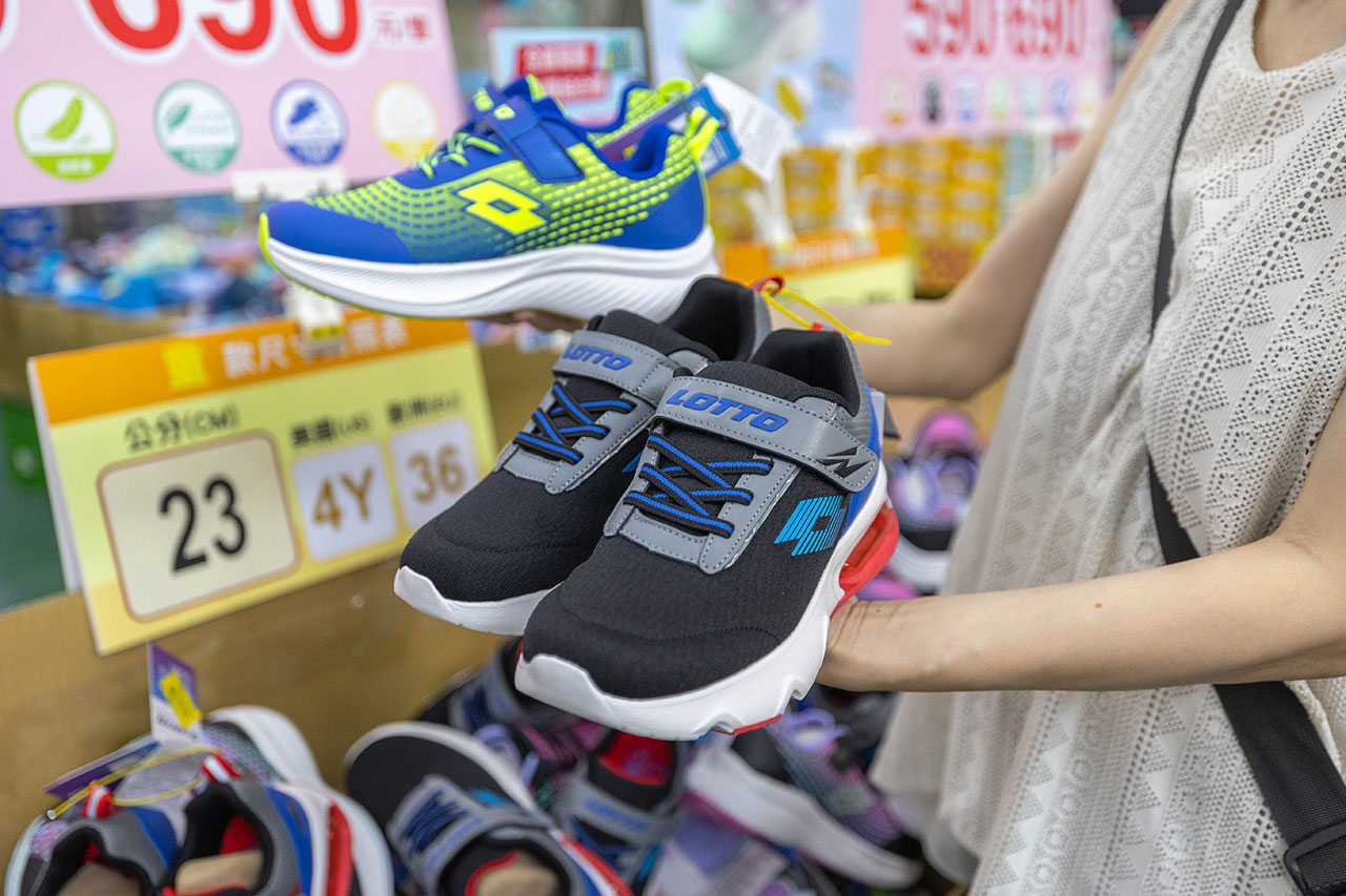 美力運動世界台中中清特賣會報到！全館下殺1折起童鞋、運動鞋、工作鞋都超便宜，前30名早鳥再享7折，還有超多買一送一活動！大雅鞋子特賣會來啦～