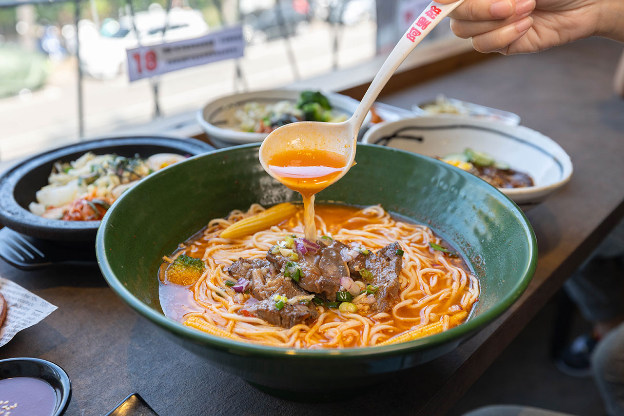 阿里郎食堂｜台中竟然有這間韓式麵店，比臉大牛小排加麵免費再送小菜！最新台中中科博館美食推薦，2025台中西區美食推薦