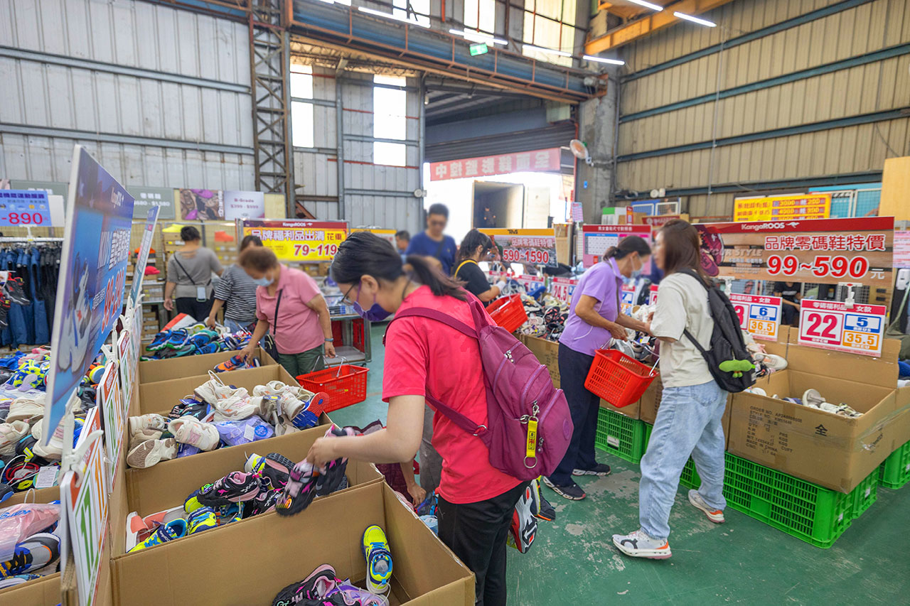 美力運動世界台中中清特賣會報到！全館下殺1折起童鞋、運動鞋、工作鞋都超便宜，前30名早鳥再享7折，還有超多買一送一活動！大雅鞋子特賣會來啦～