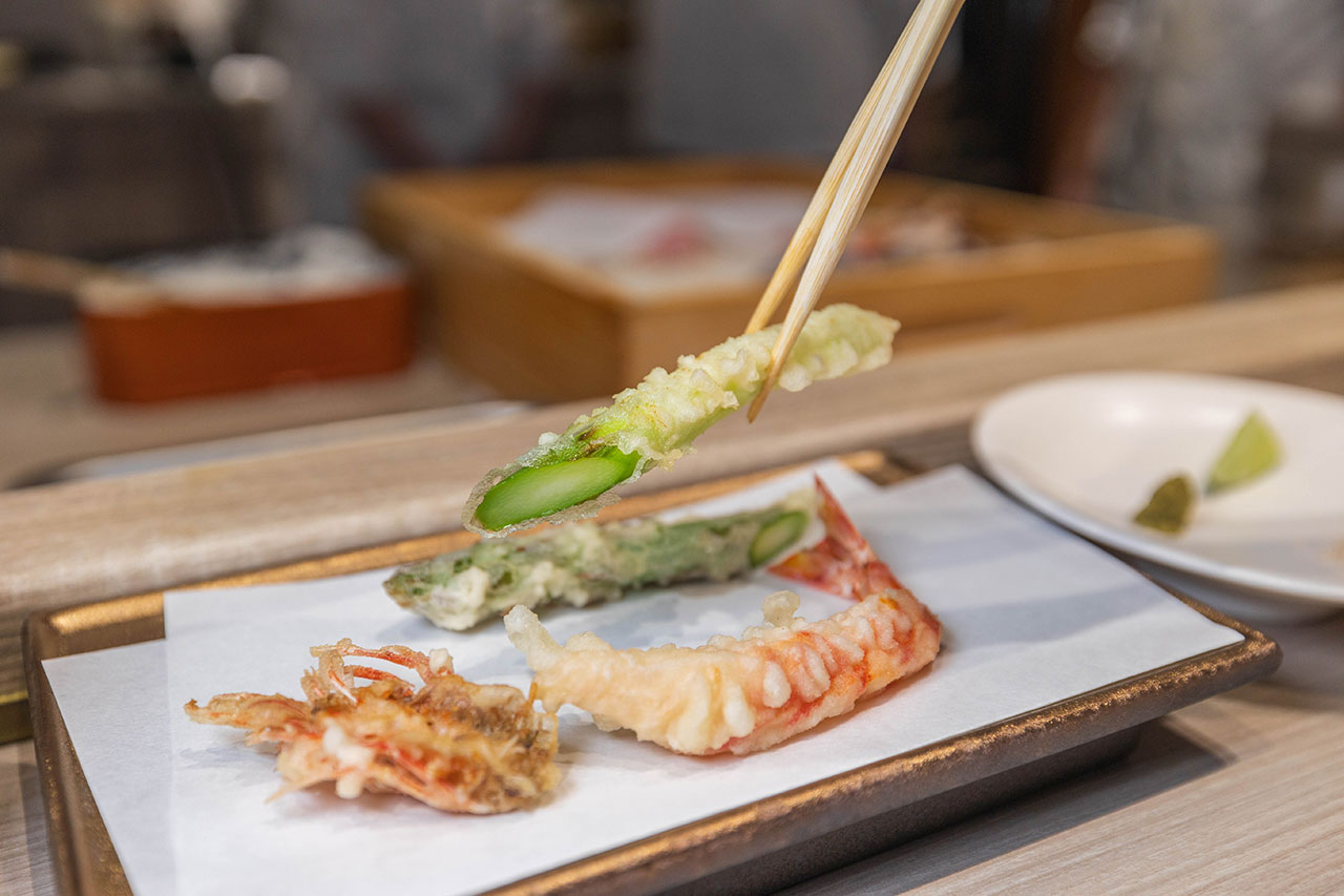 台中無菜單推薦船艙天 料理頂級天婦羅 Omakase 究極盛宴，九州松葉蟹、海膽鮪魚海苔包，最新2026台中北屯區美食推薦