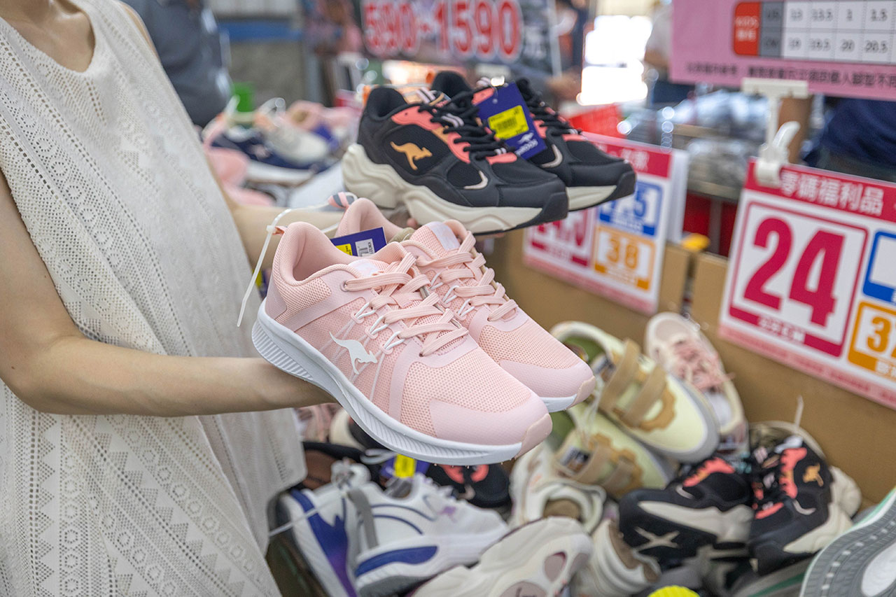 美力運動世界台中中清特賣會報到！全館下殺1折起童鞋、運動鞋、工作鞋都超便宜，前30名早鳥再享7折，還有超多買一送一活動！大雅鞋子特賣會來啦～