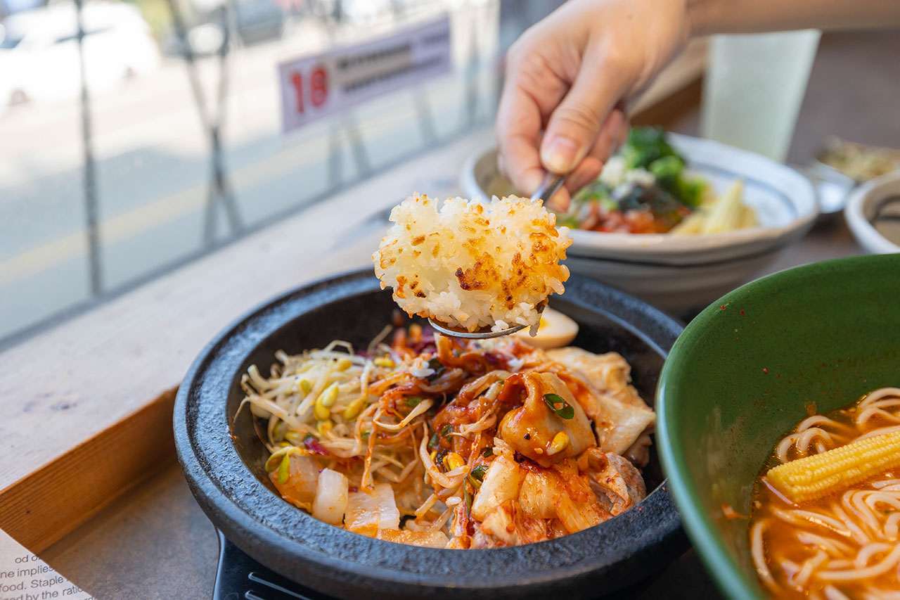 阿里郎食堂｜台中竟然有這間韓式麵店，比臉大牛小排加麵免費再送小菜！最新台中中科博館美食推薦，2025台中西區美食推薦
