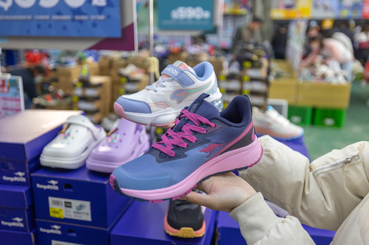 美力運動世界 台中中清特賣會開倉！童鞋、休閒鞋、戶外運動鞋早鳥全館下殺1折起，還有早鳥活動特賣金額再打8折，最新大雅鞋子特賣會報到！