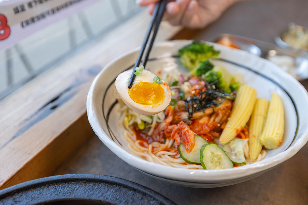阿里郎食堂｜台中竟然有這間韓式麵店，比臉大牛小排加麵免費再送小菜！最新台中中科博館美食推薦，2025台中西區美食推薦
