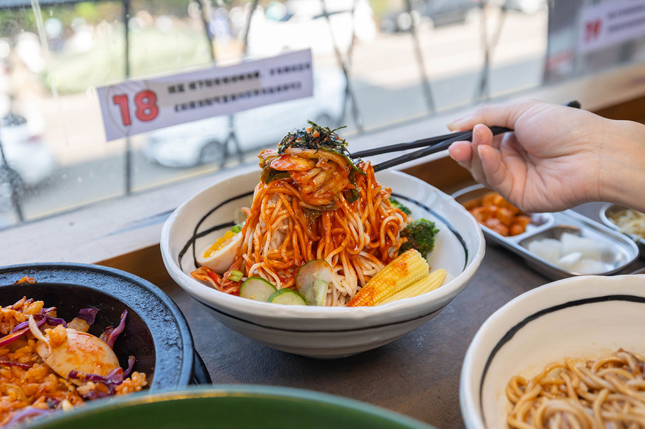 阿里郎食堂｜台中竟然有這間韓式麵店，比臉大牛小排加麵免費再送小菜！最新台中中科博館美食推薦，2025台中西區美食推薦