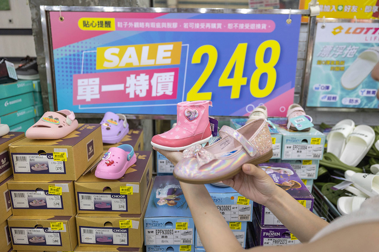 美力運動世界台中中清特賣會報到！全館下殺1折起童鞋、運動鞋、工作鞋都超便宜，前30名早鳥再享7折，還有超多買一送一活動！大雅鞋子特賣會來啦～