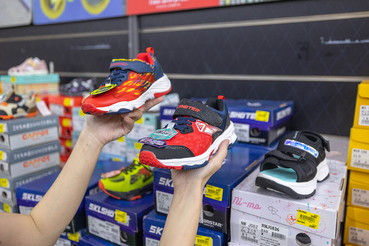 美力運動世界台中中清特賣會報到！全館下殺1折起童鞋、運動鞋、工作鞋都超便宜，前30名早鳥再享7折，還有超多買一送一活動！大雅鞋子特賣會來啦～