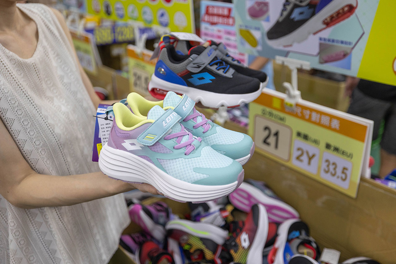 美力運動世界台中中清特賣會報到！全館下殺1折起童鞋、運動鞋、工作鞋都超便宜，前30名早鳥再享7折，還有超多買一送一活動！大雅鞋子特賣會來啦～