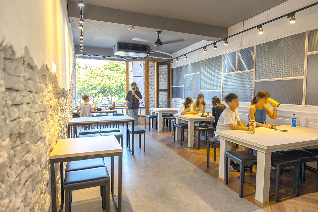 阿里郎食堂｜台中竟然有這間韓式麵店，比臉大牛小排加麵免費再送小菜！最新台中中科博館美食推薦，2025台中西區美食推薦