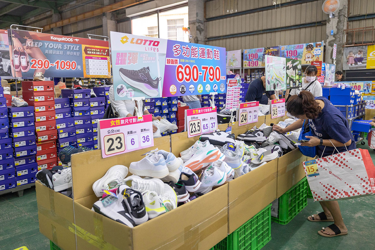 美力運動世界台中中清特賣會報到！全館下殺1折起童鞋、運動鞋、工作鞋都超便宜，前30名早鳥再享7折，還有超多買一送一活動！大雅鞋子特賣會來啦～