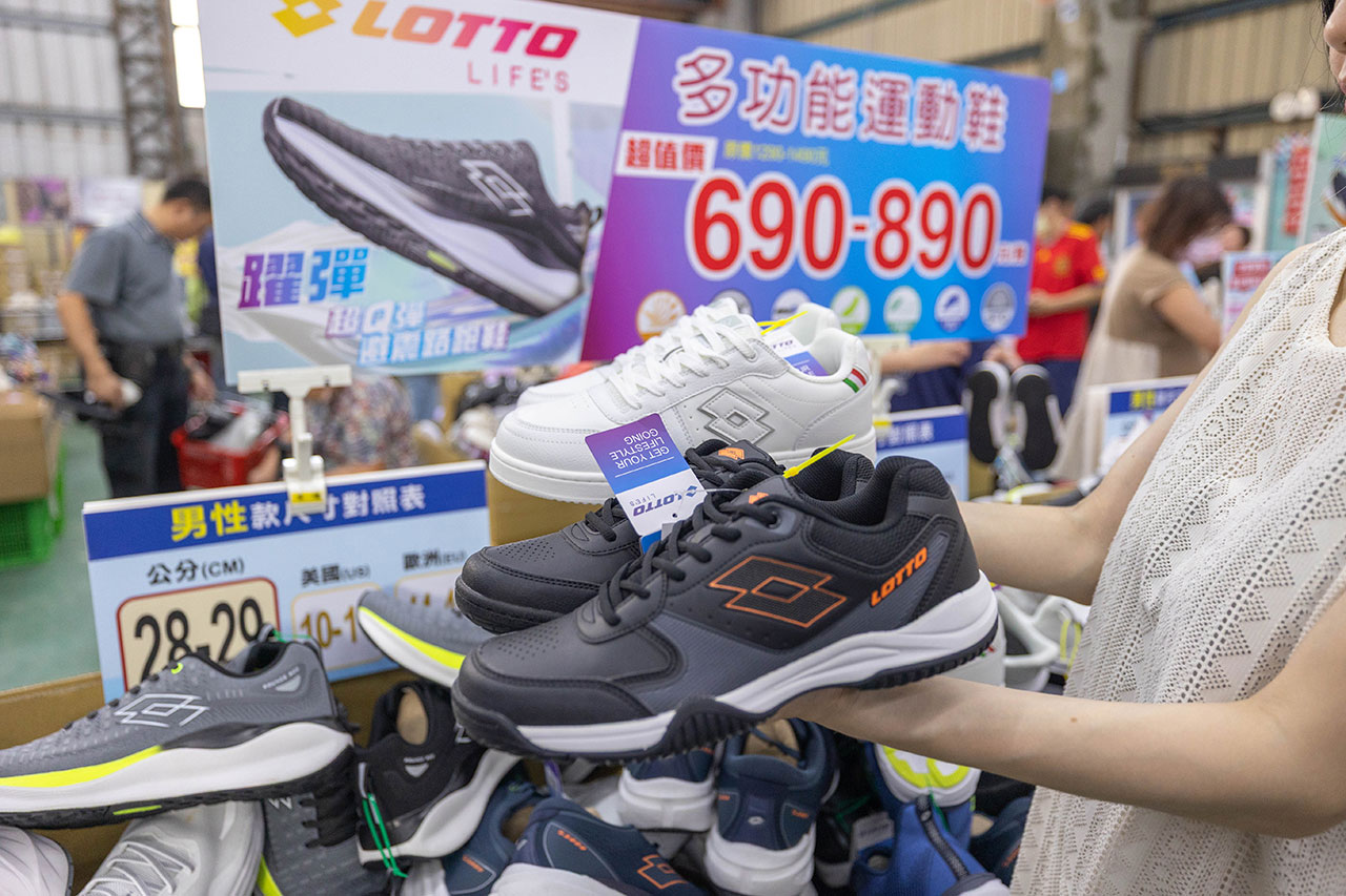 美力運動世界台中中清特賣會報到！全館下殺1折起童鞋、運動鞋、工作鞋都超便宜，前30名早鳥再享7折，還有超多買一送一活動！大雅鞋子特賣會來啦～
