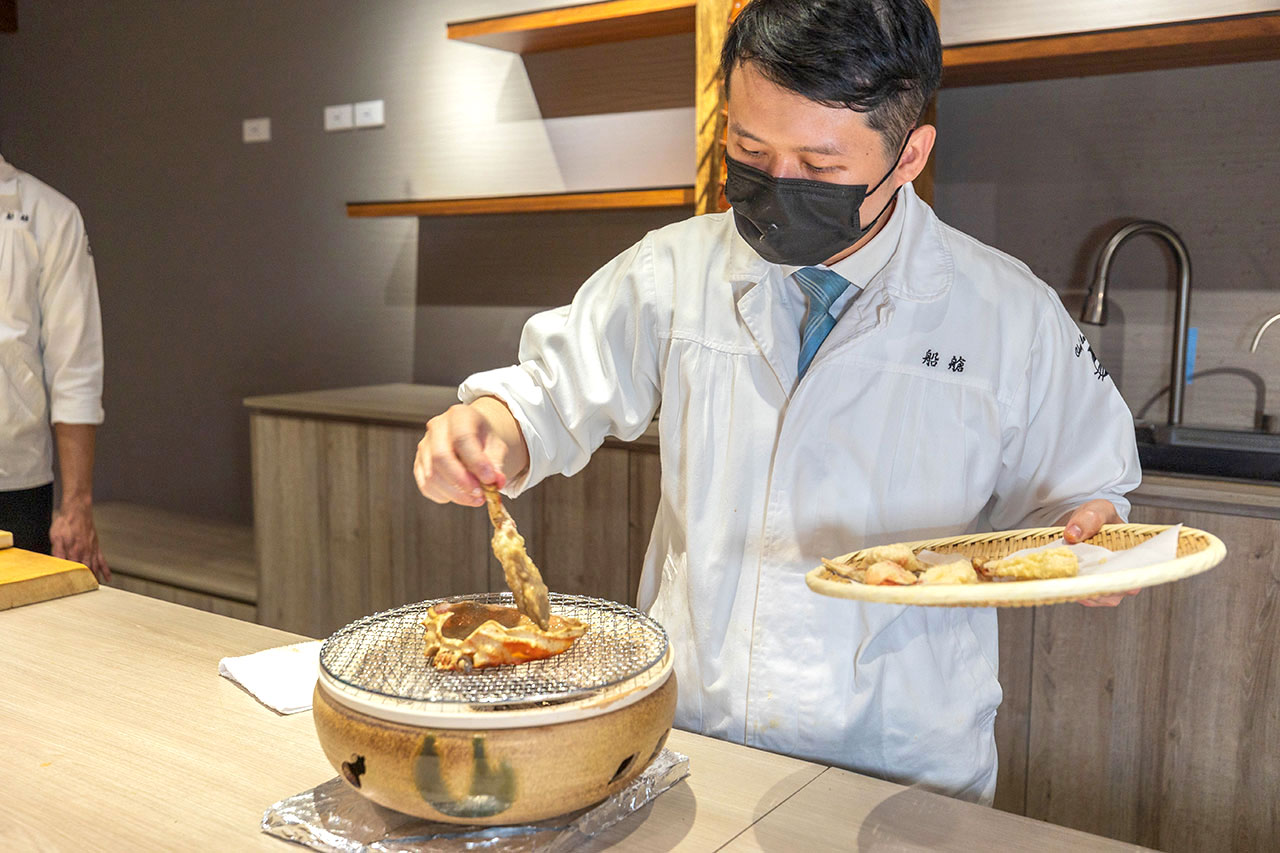 台中無菜單推薦船艙天 料理頂級天婦羅 Omakase 究極盛宴，九州松葉蟹、海膽鮪魚海苔包，最新2026台中北屯區美食推薦