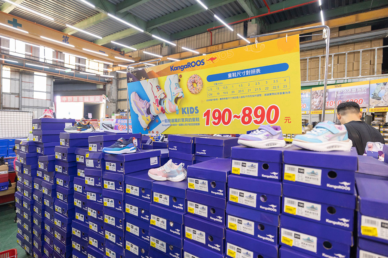 美力運動世界台中中清特賣會報到！全館下殺1折起童鞋、運動鞋、工作鞋都超便宜，前30名早鳥再享7折，還有超多買一送一活動！大雅鞋子特賣會來啦～