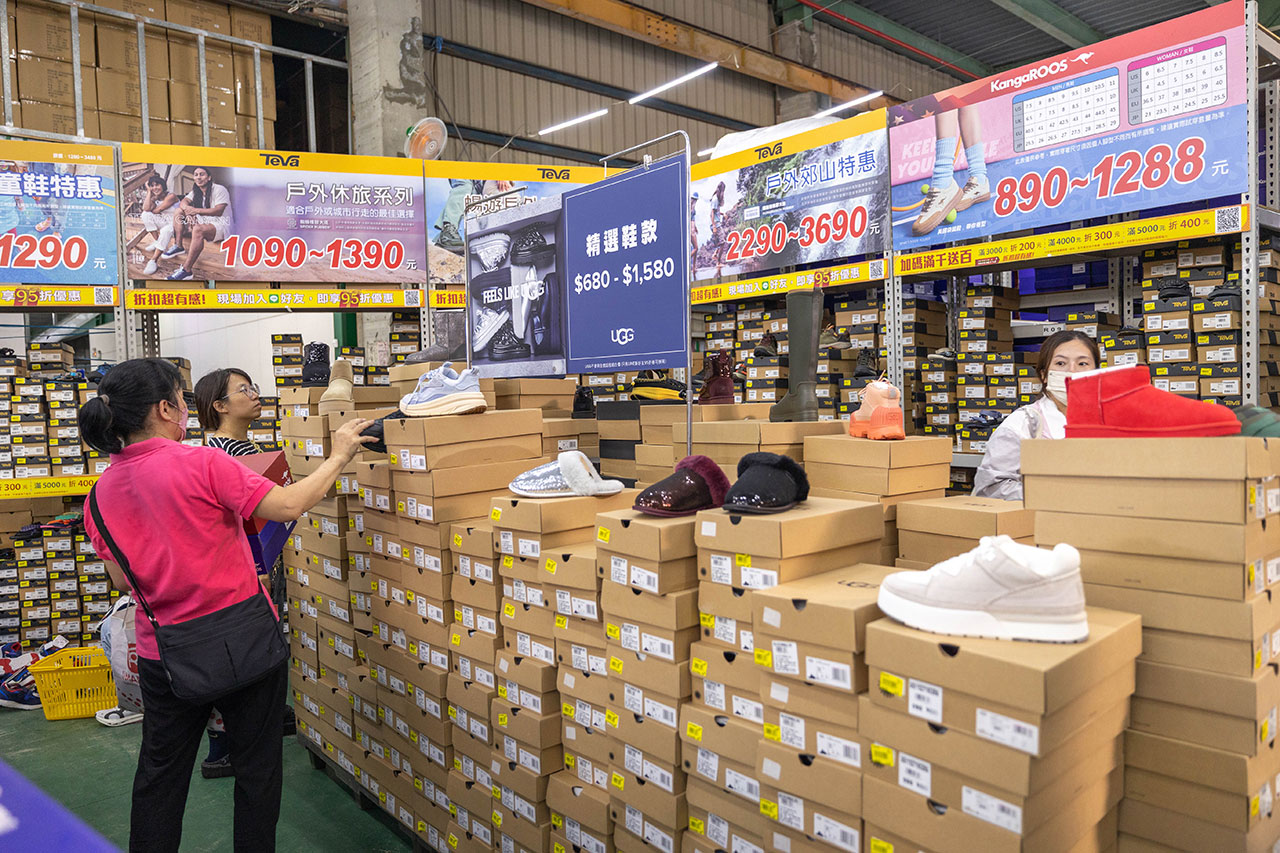 美力運動世界台中中清特賣會報到！全館下殺1折起童鞋、運動鞋、工作鞋都超便宜，前30名早鳥再享7折，還有超多買一送一活動！大雅鞋子特賣會來啦～