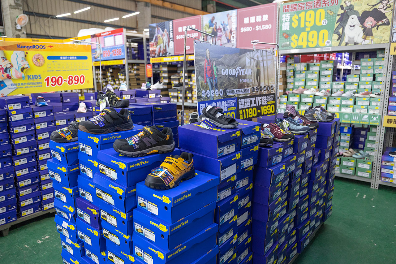 美力運動世界台中中清特賣會報到！全館下殺1折起童鞋、運動鞋、工作鞋都超便宜，前30名早鳥再享7折，還有超多買一送一活動！大雅鞋子特賣會來啦～