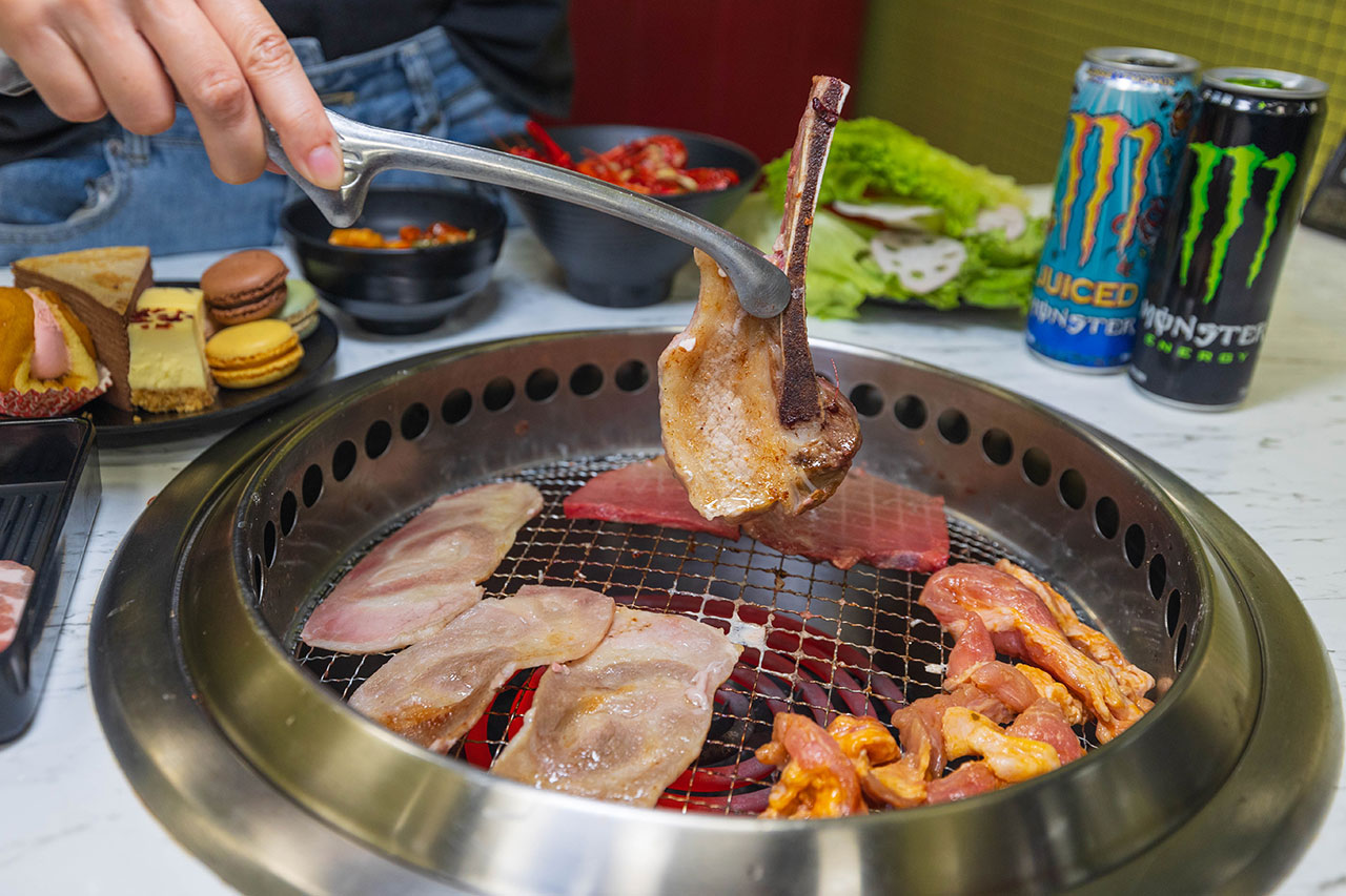 温家堡燒肉吃到飽｜台南永康區最強帝王蟹吃到飽，高級龍蝦海鮮，頂級牛肉、豬肉等近100樣海陸美食，超人氣台南吃到飽推薦