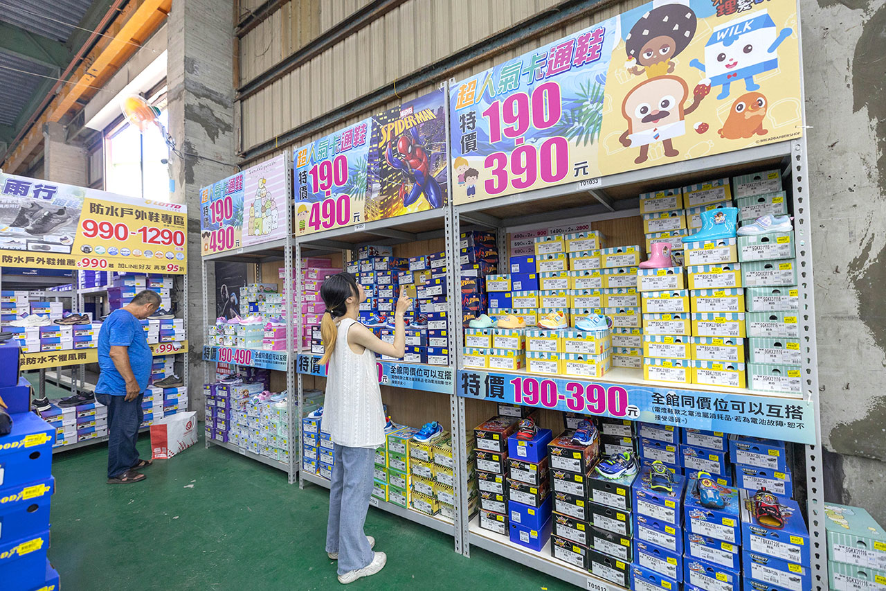 美力運動世界台中中清特賣會報到！全館下殺1折起童鞋、運動鞋、工作鞋都超便宜，前30名早鳥再享7折，還有超多買一送一活動！大雅鞋子特賣會來啦～