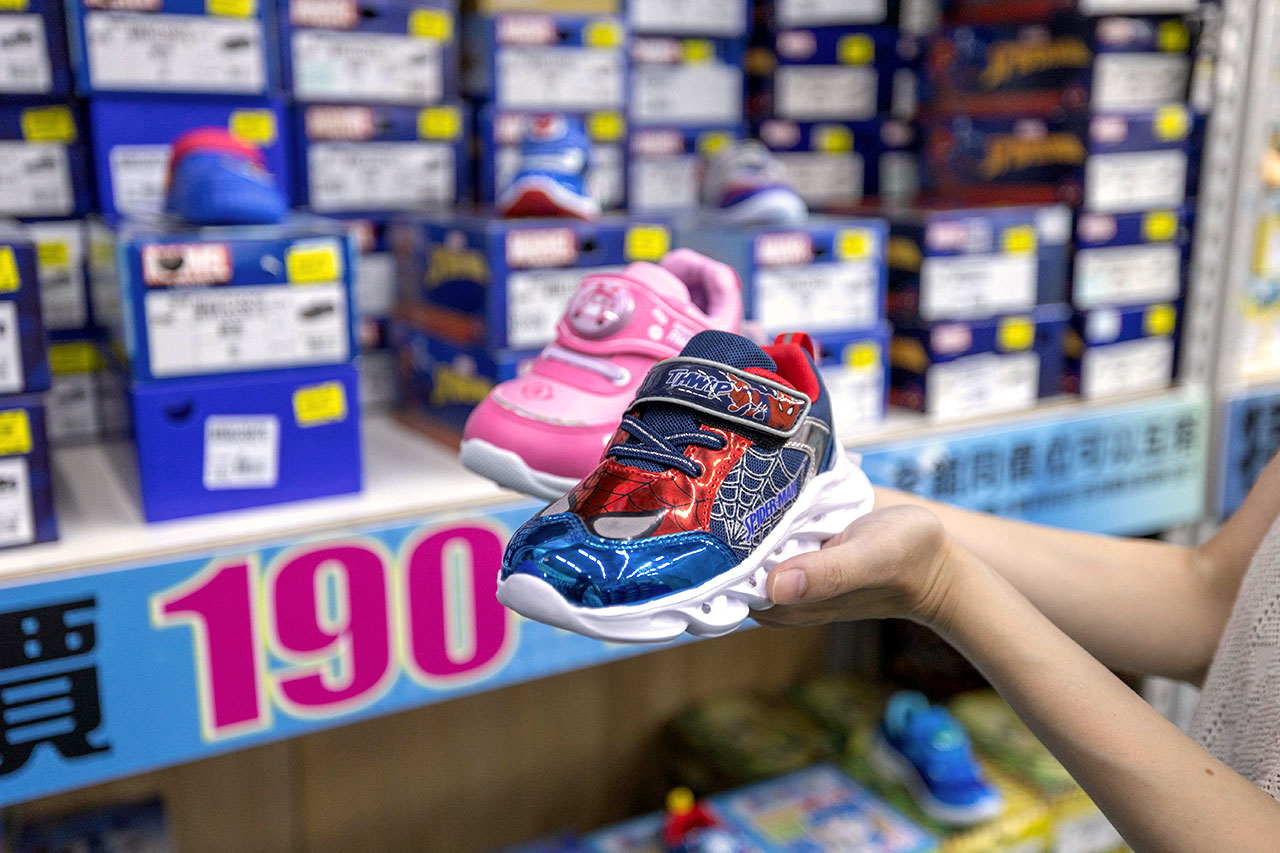 美力運動世界台中中清特賣會報到！全館下殺1折起童鞋、運動鞋、工作鞋都超便宜，前30名早鳥再享7折，還有超多買一送一活動！大雅鞋子特賣會來啦～