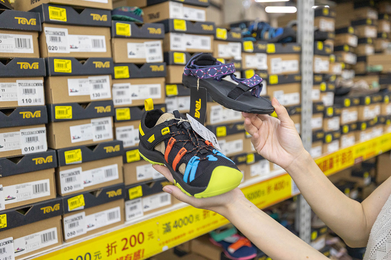 美力運動世界台中中清特賣會報到！全館下殺1折起童鞋、運動鞋、工作鞋都超便宜，前30名早鳥再享7折，還有超多買一送一活動！大雅鞋子特賣會來啦～