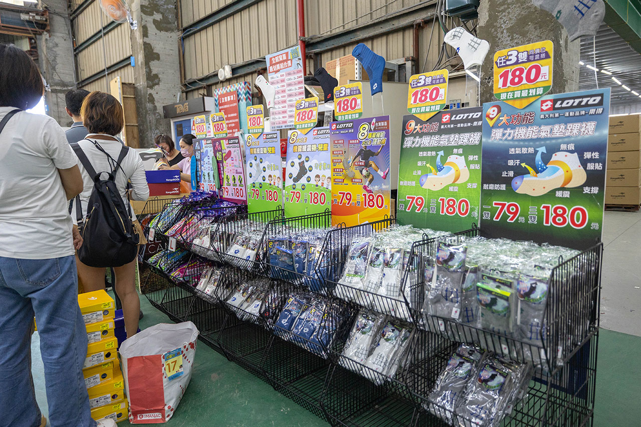 美力運動世界台中中清特賣會報到！全館下殺1折起童鞋、運動鞋、工作鞋都超便宜，前30名早鳥再享7折，還有超多買一送一活動！大雅鞋子特賣會來啦～