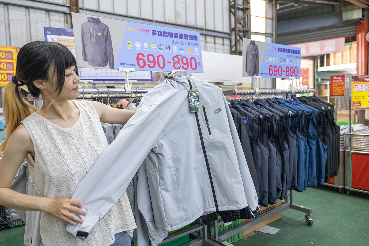 美力運動世界台中中清特賣會報到！全館下殺1折起童鞋、運動鞋、工作鞋都超便宜，前30名早鳥再享7折，還有超多買一送一活動！大雅鞋子特賣會來啦～