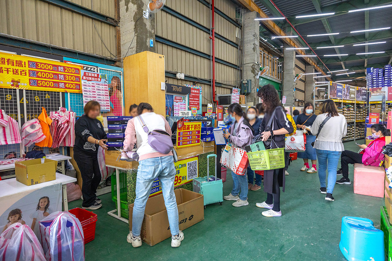 美力運動世界 台中中清特賣會開倉！童鞋、休閒鞋、戶外運動鞋早鳥全館下殺1折起，還有早鳥活動特賣金額再打8折，最新大雅鞋子特賣會報到！