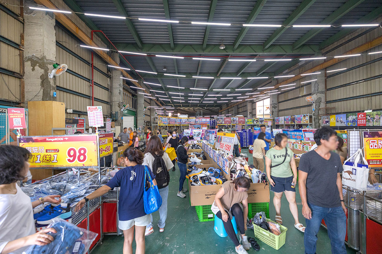 美力運動世界台中中清特賣會報到！全館下殺1折起童鞋、運動鞋、工作鞋都超便宜，前30名早鳥再享7折，還有超多買一送一活動！大雅鞋子特賣會來啦～